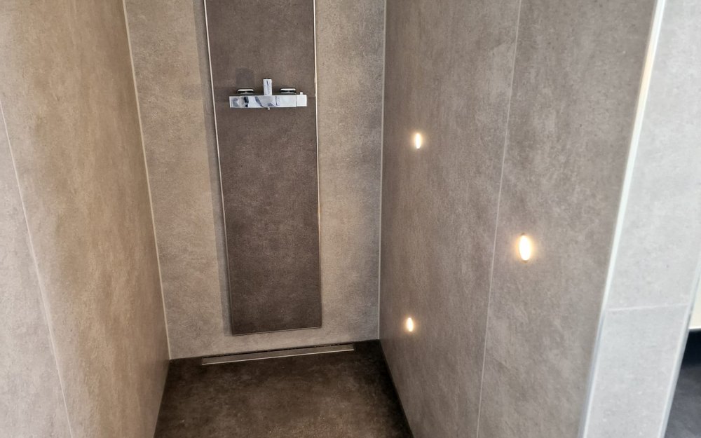 Walk-in-Dusche in Mikrozement im Raum München