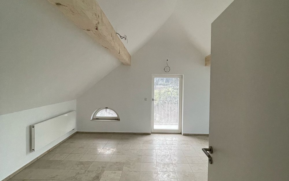 Heller Wohnraum nach dem Innenausbau im Raum München