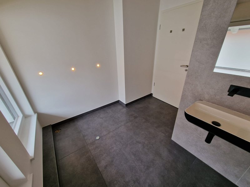 Designer-Badezimmer mit dunklem Boden im Raum München