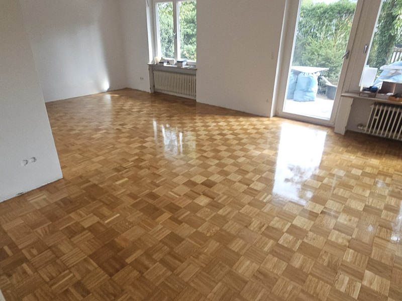 Fischgrät-Parkett in hellem Wohnraum im Raum München