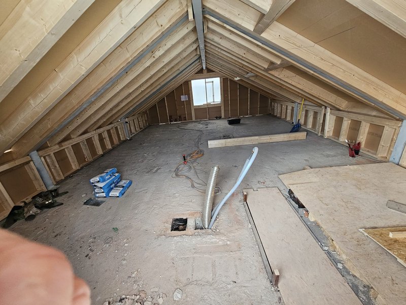 Dachausbau mit sauberer Wand- und Deckenkonstruktion im Raum München