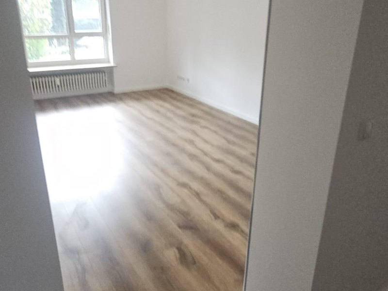 Laminatboden sauber verlegt im Raum München