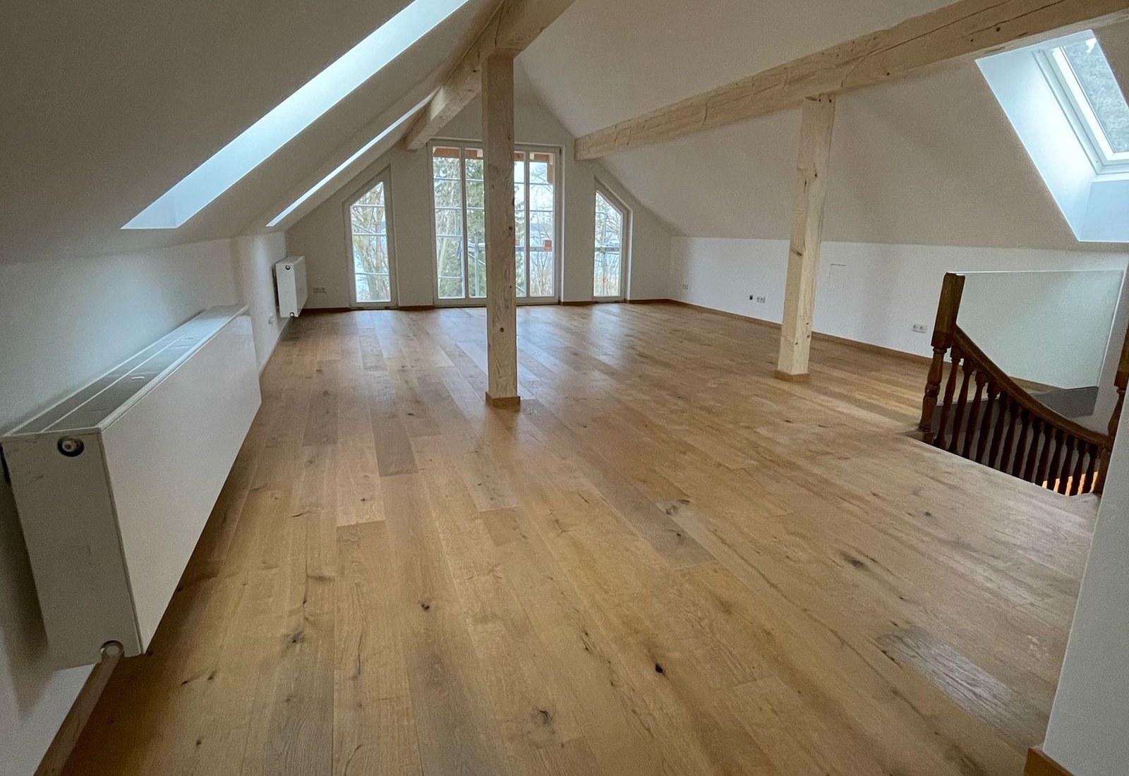 Modern ausgebautes Wohnzimmer mit sauberer Decken- und Wandgestaltung im Raum München