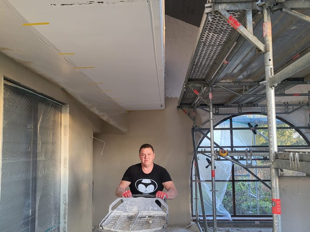 Sauber vorbereitete Wand- und Deckenarbeiten in einem Innenraum im Raum München